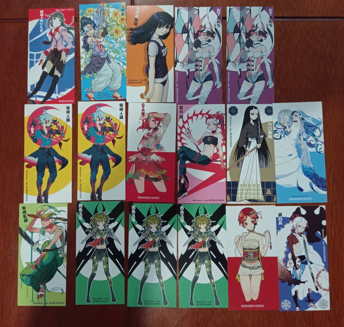 It comes with a lot of bookmarks (some are repeated)It comes with a tiny book wich contains the "Specifications of Glory" short story of the Nakoto series (bookmark for scale)
