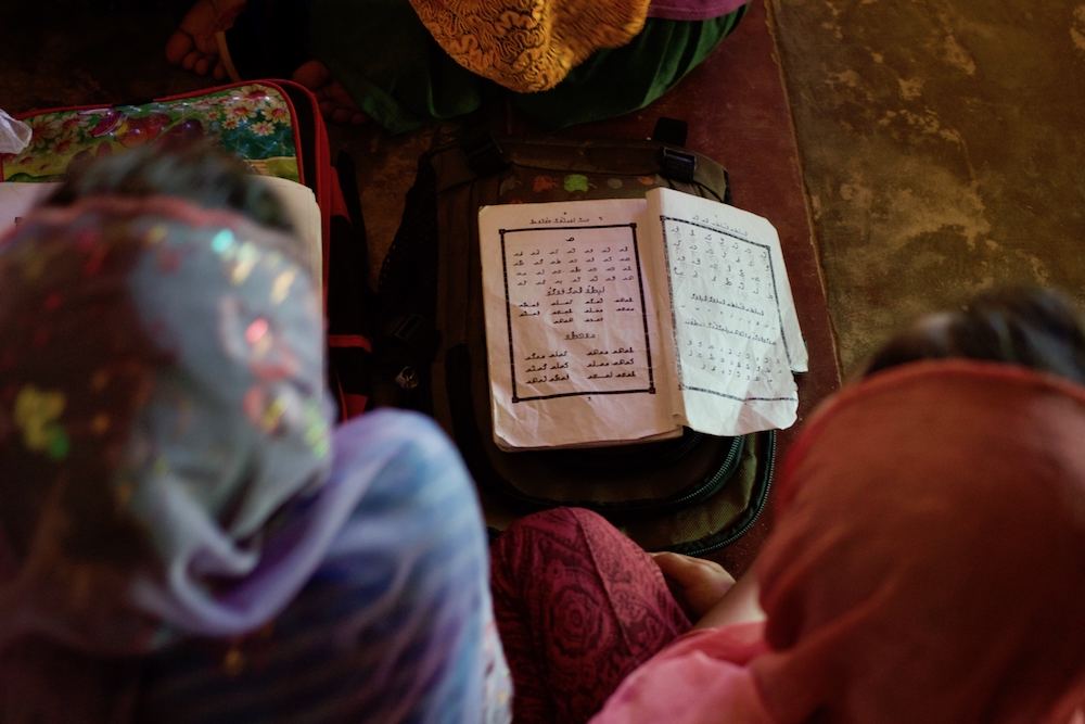 CLEARGlobalOrg's tweet image. Recent reports highlight the importance of mother tongue education when it comes to children's #literacy. By prioritizing mother tongue education we can help prevent language barriers from impeding access to education: hubs.ly/H0wvhps0 #Rohingya