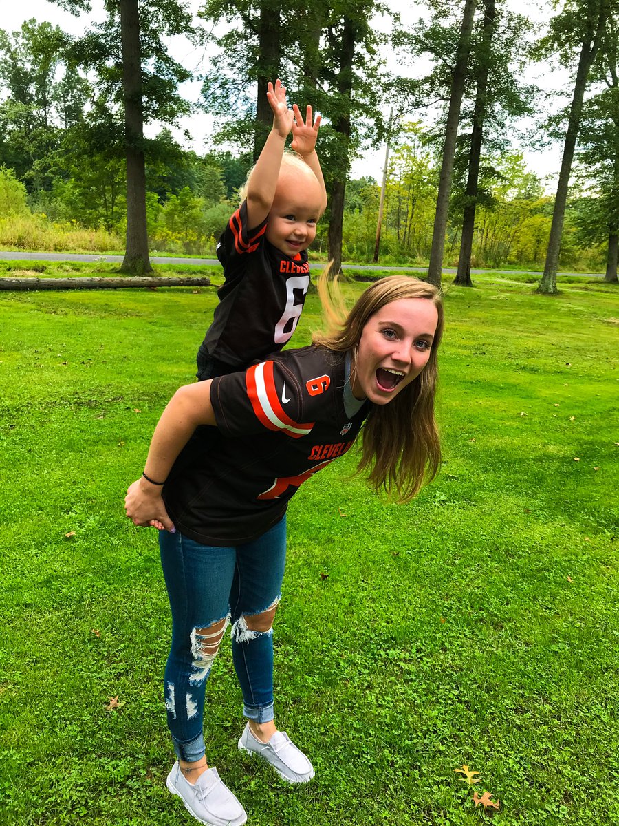 AmandaWillis18's tweet photo. Hey @Browns my niece Jaycie and I are ready for tonight’s battle of Ohio! Here we go Brownies‼️ 🐶 #DawgPound #Browns https://t.co/2PstUNYDhp