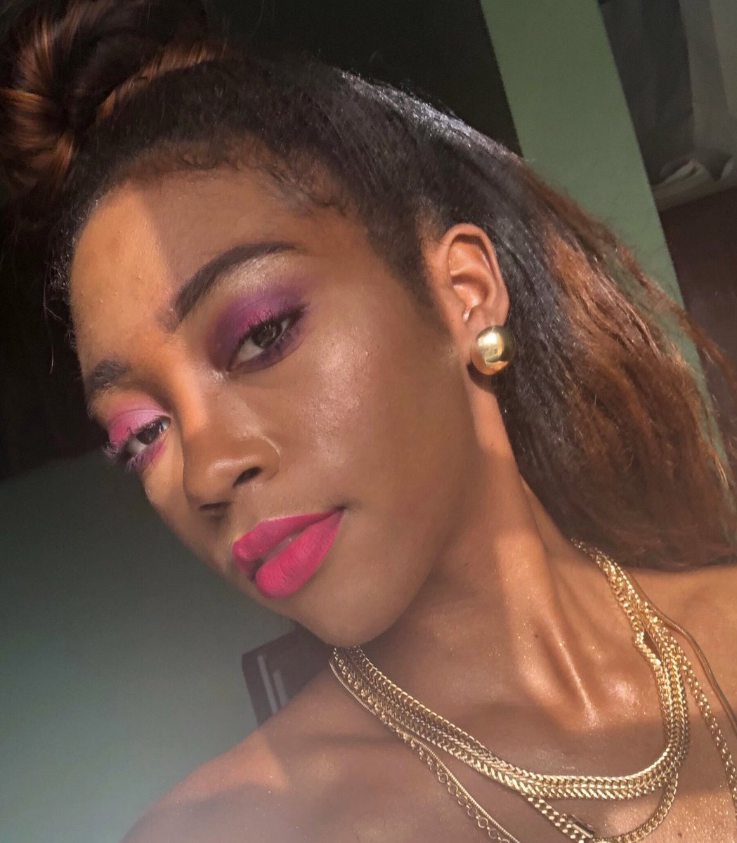 Sittin’ pretty as mf usual with  #STUNNA Lip Paint in vivid pink shade “UNLOCKED”  @Brieyonce  @AmarieKnowsbest  @BubblesNBuns  @theyluv_nia