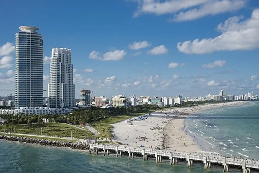 1980podcast1's tweet photo. Miami me lo confirmó. Convocamos a @HernaniiBA para que hable sobre cómo #Miami lo motivó a escribir un libro imperdible. Historia, inmigración, identidad y crecimiento de ese lugar al que los argentinos amamos u odiamos. Escuchalo en https://t.co/WV6KX8u85y #podcast #podcasts https://t.co/hWsSJw0EUm