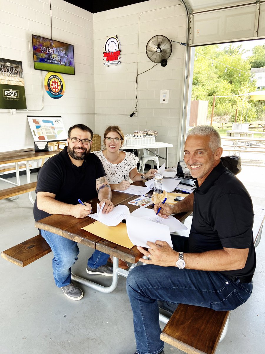 kernsknox's tweet photo. It’s official! We are so excited that Lanai Food Truck will be moving into a permanent location in the Kern’s Bakery Food Hall in 2021. Welcome to the family! #Knoxville #foodhall #experiencekernsbakery #sliceofthegoodlife #secureyourslice https://t.co/gPrerBzmZI