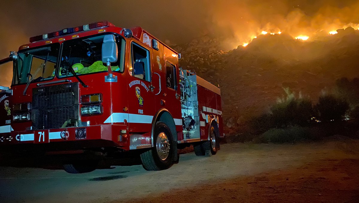 CALFIRERRU's tweet image. #SnowFire photo, courtesy of Mike Nelson. E71 staging below the fire line.