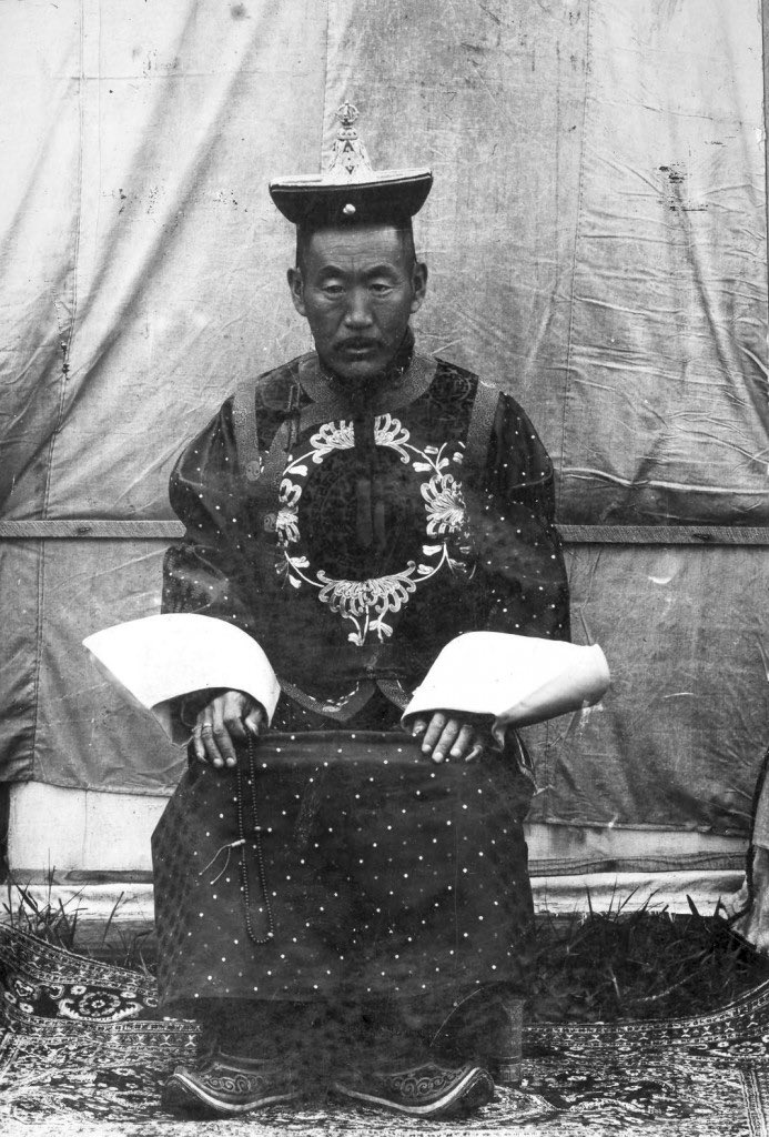 Миний машид эрхэмлэн хүндэлдэг хүн. Халхын тамгатай 13 хутагтын нэг Номун хан Самади багш Жалханз хутагт Содномын Дамдинбазар. (1874 - 1923). Монгол улсын 5 дахь ерөнхий сайд.
Чигчий хурууны хумс сонирхол татна. Сайхан зураг шүү! 🙏