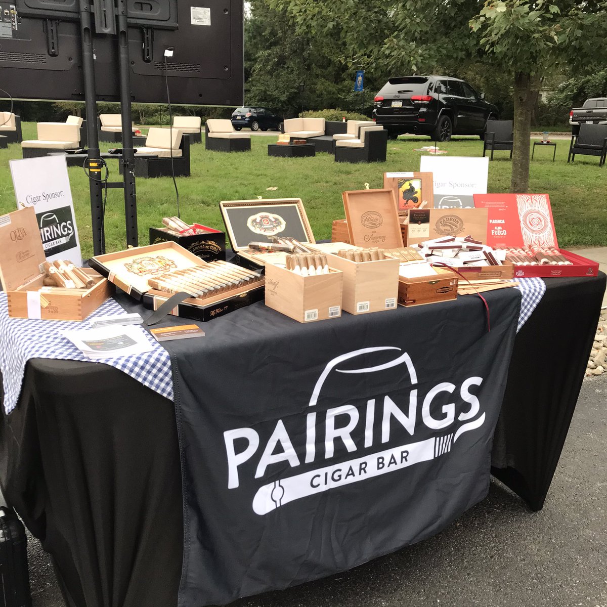 PairingCigarBar's tweet image. Pairings on location tonight for a wonderful alumni Cigars and Whiskey night at @DEVONPREP 
.
#pairingscigarbar #devonprep #cigar #cigars #cigaraficionado #cigarbar #scotchandcigars #bourbon #dram
