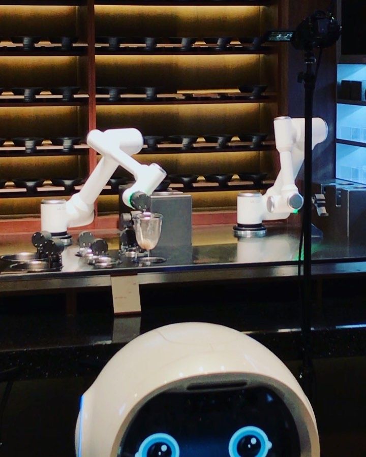 24k's tweet photo. Co @LGUS’ CLOi 👨‍🍳 ChefBot 🤖 https://t.co/hDM2wIHZVi Makes Your Meals on Point, Everytime. Experienced 👋 at #CES2020.

#ces #technews #android #LG #chefbot #video https://t.co/SodCeBkHTo