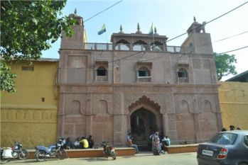 देपालपुर तहसील के ग्राम बनेडिया दिगंबर जैन मंदिर आसमान के रास्ते वहां पहुंचा था। इस मंदिर के बारे में कहा जाता है कि इसमें नीव नहीं है जो कि इस बात को प्रमाणित करती है कि मंदिर का निर्माण नहीं किया गया, बल्की उड़कर आया है। #ManttraYogi #ArrihantRishi 1/1