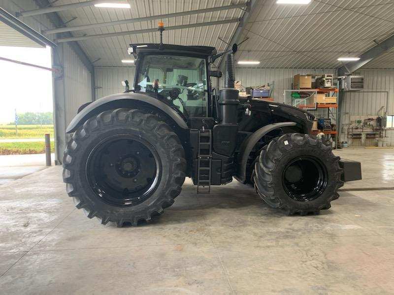 ScottSloan6164's tweet photo. They say black is the new chrome.. oh yea!! ..๐ณ๐๐ป Someone found the #beastmode switch on this @Fendt_NA. @GoodyearFarm @bales1610 #gobigorgohome #gotflotation #badtothebone https://t.co/7H7dxdLBFb