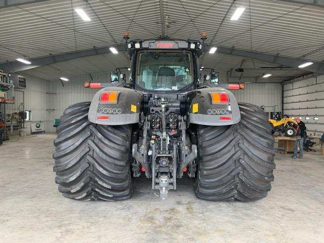 ScottSloan6164's tweet photo. They say black is the new chrome.. oh yea!! ..๐ณ๐๐ป Someone found the #beastmode switch on this @Fendt_NA. @GoodyearFarm @bales1610 #gobigorgohome #gotflotation #badtothebone https://t.co/7H7dxdLBFb