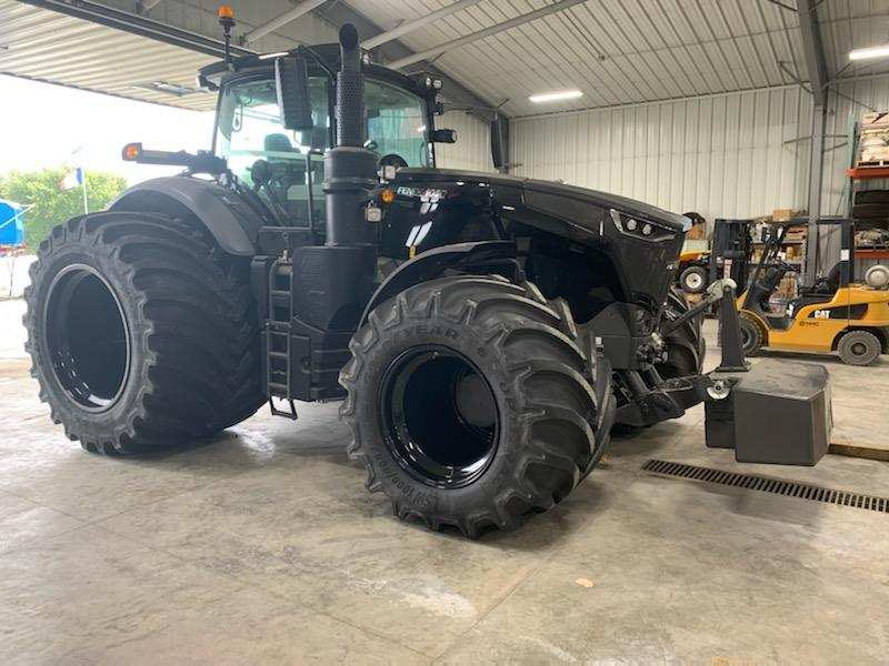 ScottSloan6164's tweet photo. They say black is the new chrome.. oh yea!! ..๐ณ๐๐ป Someone found the #beastmode switch on this @Fendt_NA. @GoodyearFarm @bales1610 #gobigorgohome #gotflotation #badtothebone https://t.co/7H7dxdLBFb