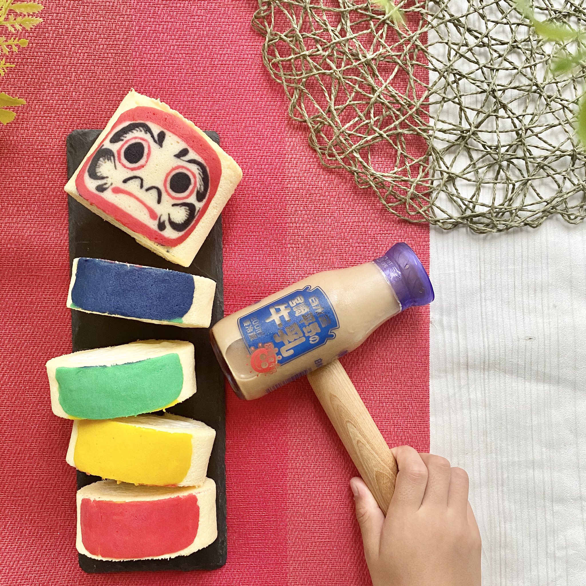 きょうか先生 日本一変なパン講師 だるまちゃん 2号くん 今日は息子も撮影に参加 終始ニヤニヤしてました 宮崎 パン教室 Topan ロールケーキ だるま落とし めでたい お絵かきロール デコロール Milk Hakusuisha さんのコーヒー