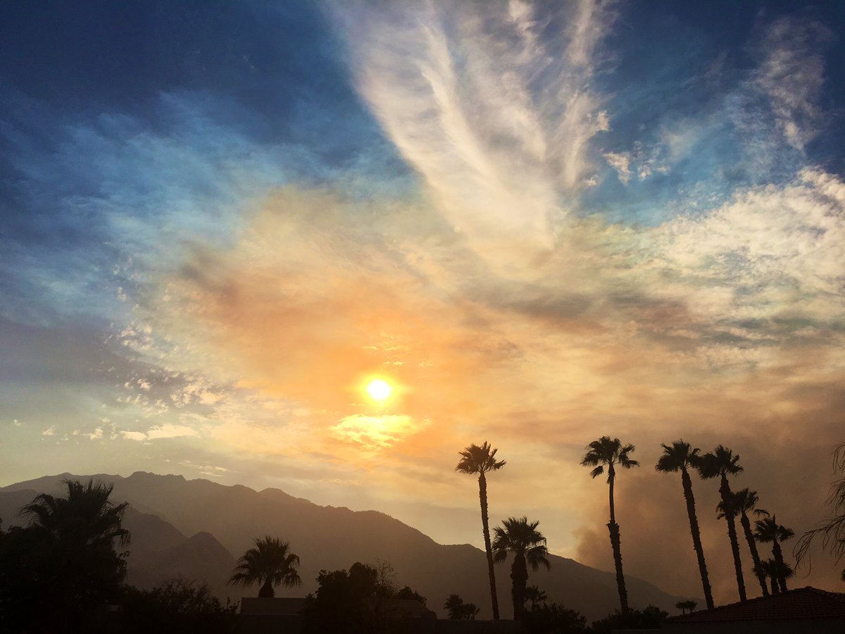 meshLA's tweet image. The sky was blue 〰️ 🥺#SnowFire