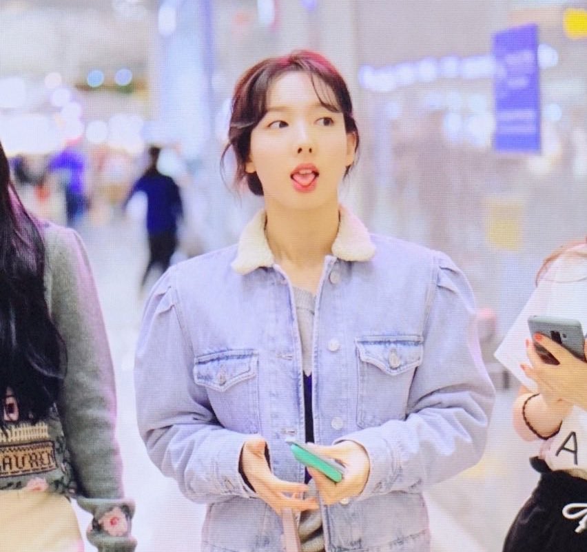 chaehours's tweet photo. literally nobody:

nayeon: 👁👅👁 https://t.co/w2Ouubeh2w