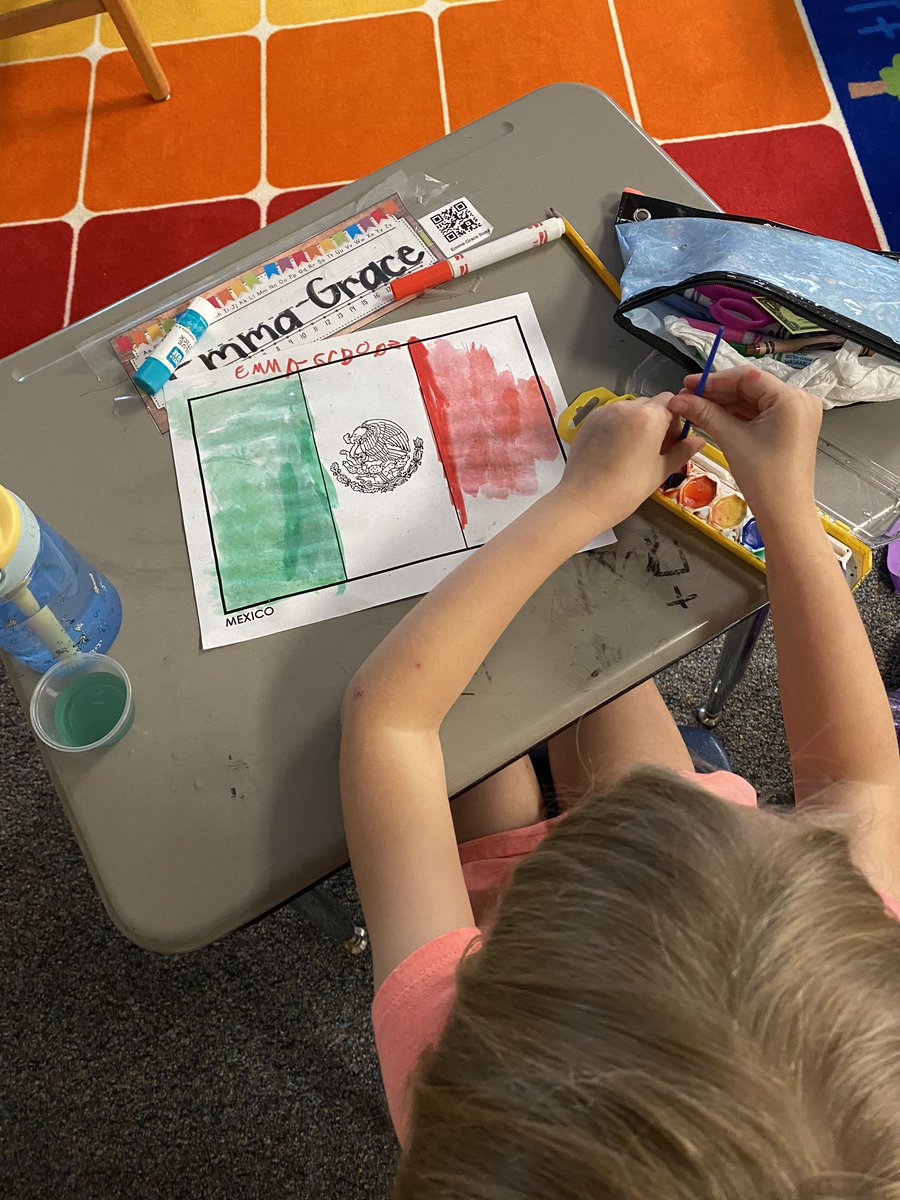 baker_shanecia's tweet photo. They enjoyed painting Mexico’s flag with watercolors. #HispanicHeritageWeek #A2D #BellBears #SuperLeaders @belltylerisd @tylerisd https://t.co/tkN8aouziA