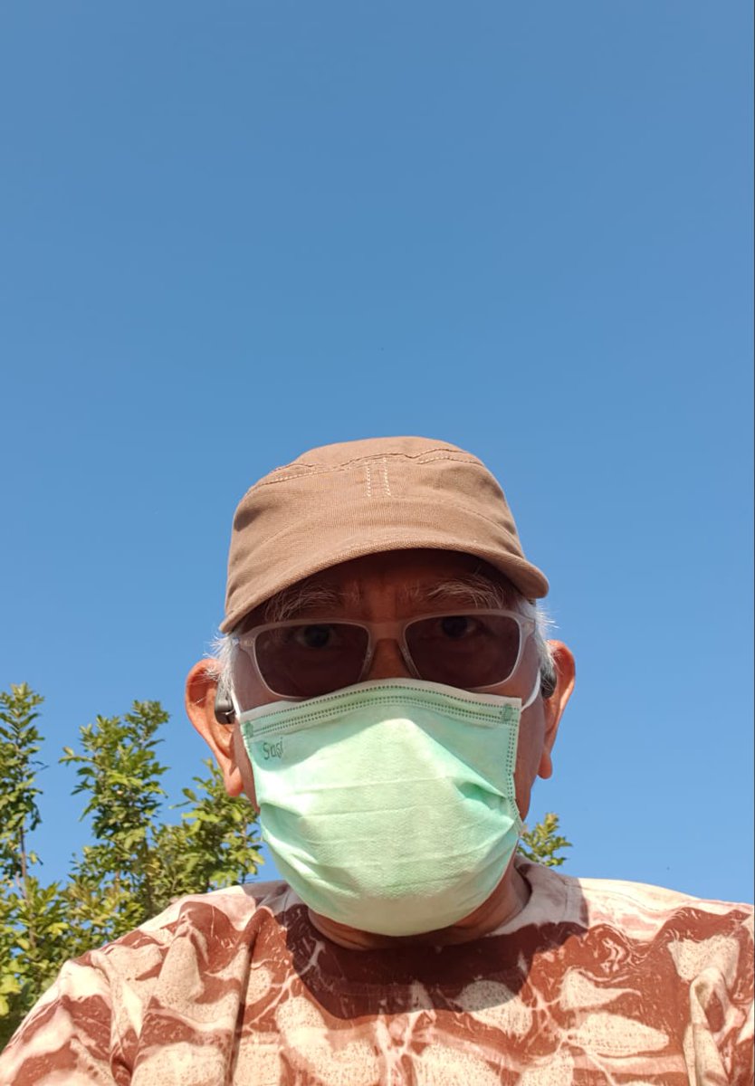 Setiap hari, Gus Mus rutin jalan kaki, dan selalu menggunakan masker. Tamu2 yg akan sowan ke beliau untuk sementara di-stop. Hanya dlm kasus yg amat jarang, beliau menerima tamu, tentu dg protokol yg ketat.

Jika kalian mencintai para kiai, tunda dulu keinginan untuk sowan ya.