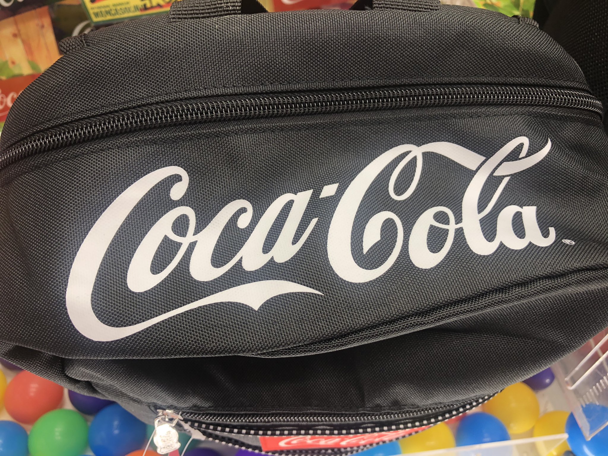 マンガ倉庫日向店アミューズ コカ コーラリュック Ver 17 全2種 入荷しましたー 大容量 シンプルオシャレなリュック 普段使いにぴったり コカ コーラ コカ コーラリュック コーラ パッキング アウトドア 旅行 ブラック コカコーラ