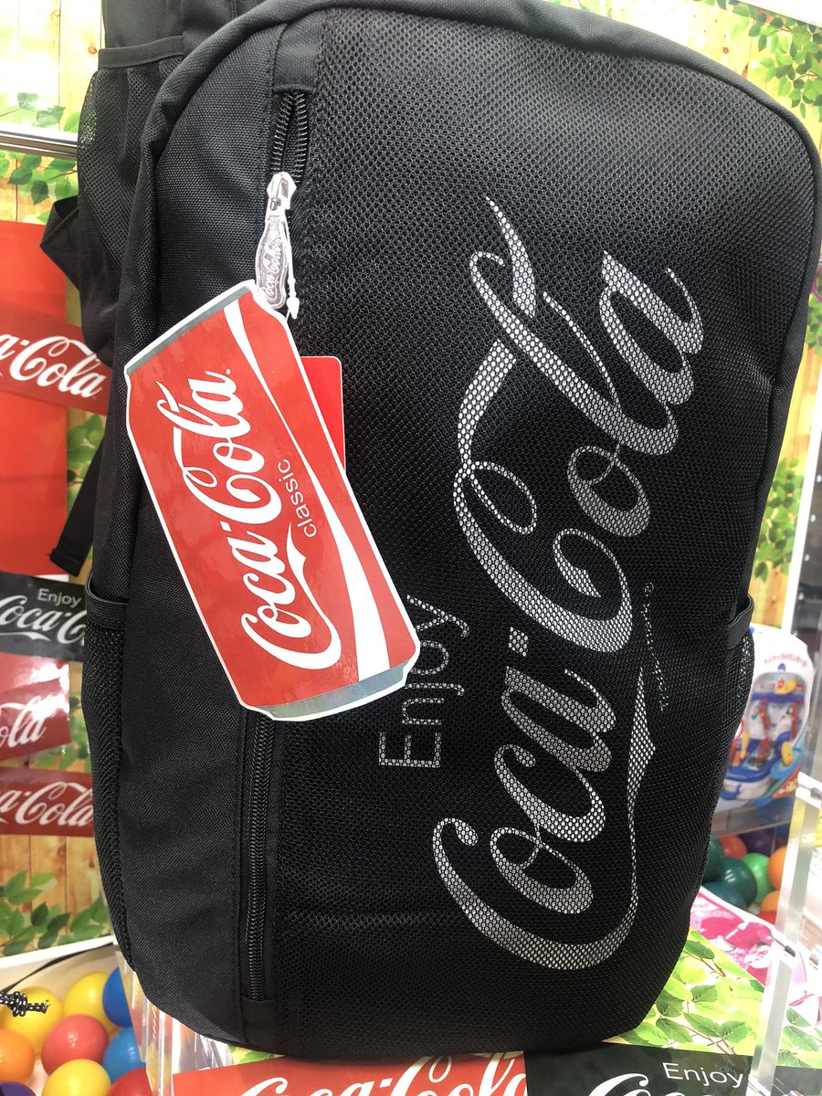 マンガ倉庫日向店アミューズ コカ コーラリュック Ver 17 全2種 入荷しましたー 大容量 シンプルオシャレなリュック 普段使いにぴったり コカ コーラ コカ コーラリュック コーラ パッキング アウトドア 旅行 ブラック コカコーラ