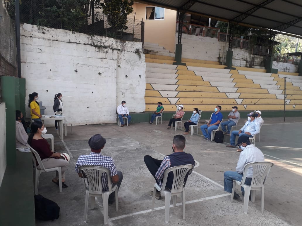 PNUDEcuador's tweet photo. Con las Escuelas de Manejo Integral del Fuego capacitamos a las comunidades para que a través de la mejora en prácticas agropecuarias se eviten los efectos contaminantes de los incendios forestales y mejoren sus medios de vida. @Ambiente_Ec @PasfEcuador https://t.co/ofLZjg8b6m