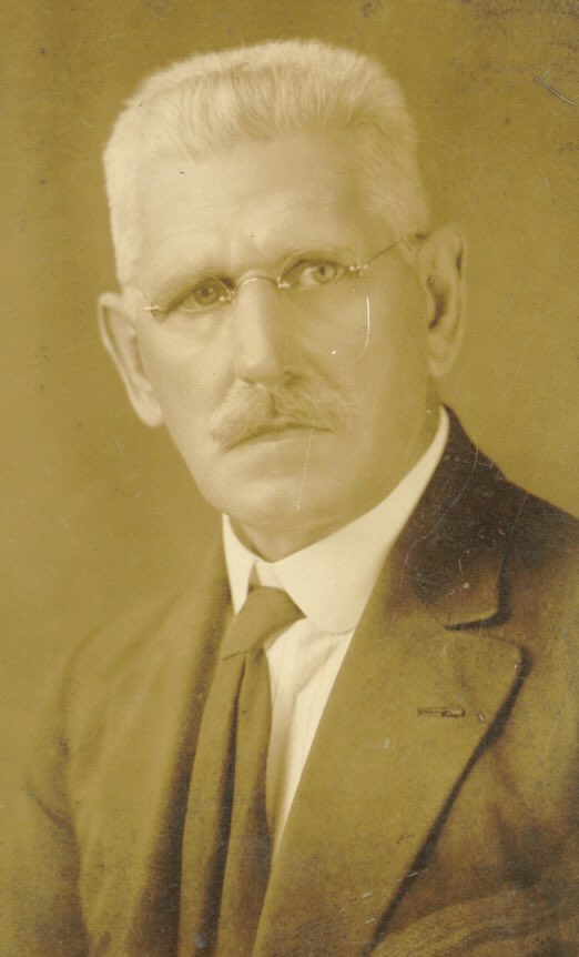 ABRO HILO de mi tatarabuelo Max Lemm. 

Bombero, Retratista, pintor, caligrafista, cartógrafo y sobre todo... padre de nuestra patria Panamá. 

Les presento al señor que diseño, dibujo y pinto el Escudo Nacional de nuestro país y como fue olvidado: