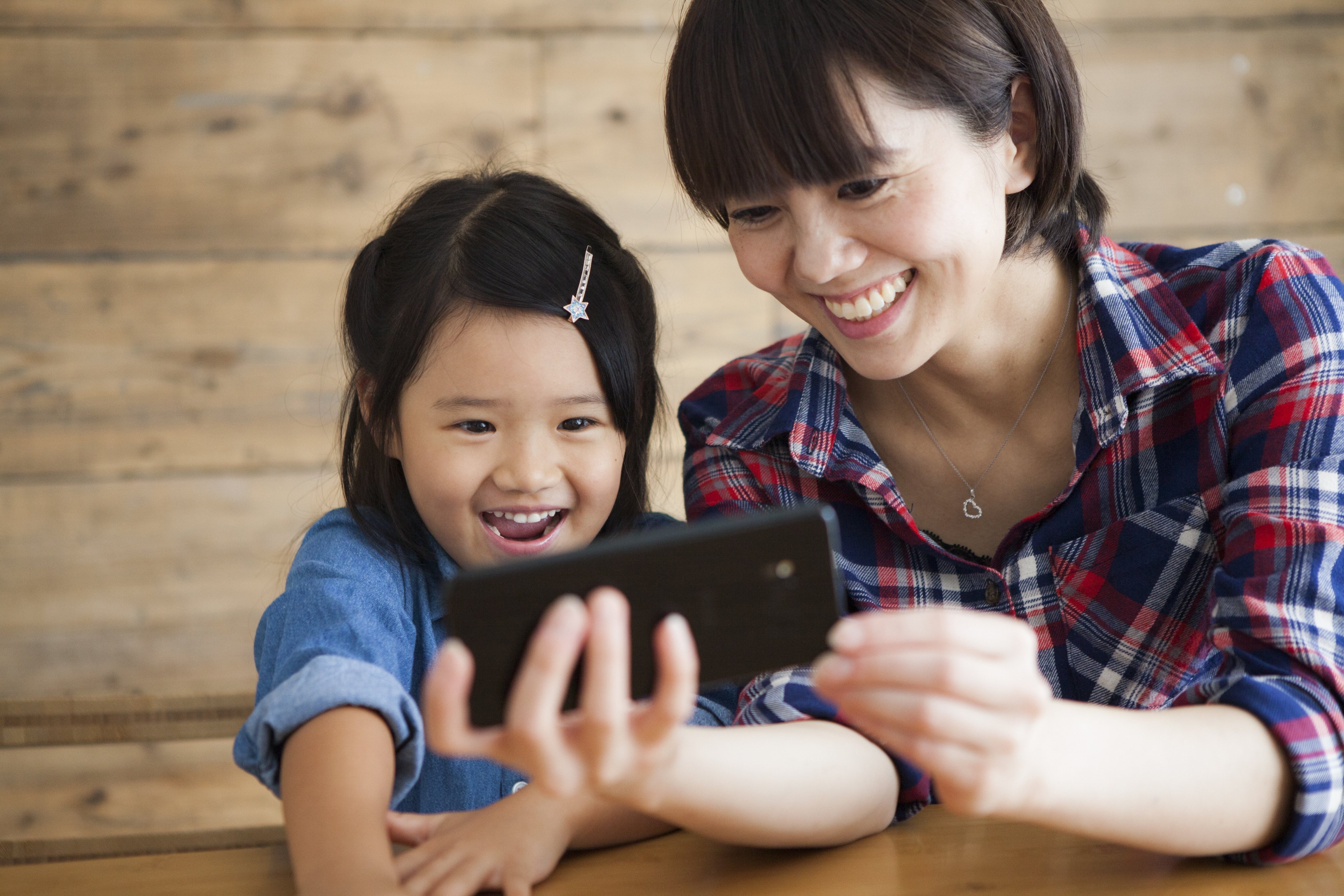 ａｕサポート スマホ育児 はアリ ナシ なんてことをよく耳にします もともと知育やしつけのためにスマホを利用する言葉だったものが スマホに子守を委ねるといったネガティブな意味でも使われるように 親子でルールを決め 笑っていられる育児 のため