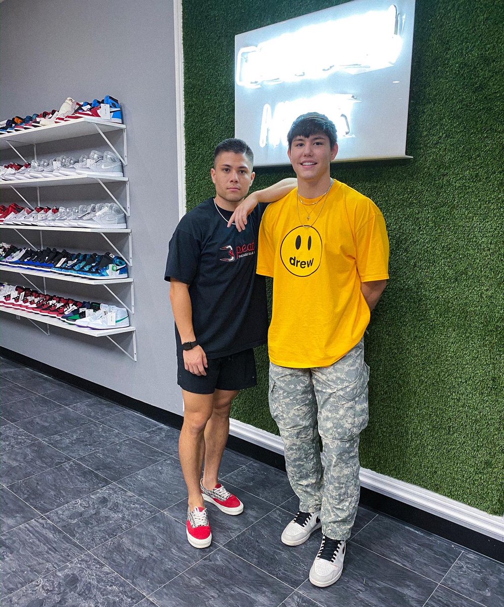 thecommonhype's tweet image. This Saturday, September 19th from 10AM-6PM. Pull up to the grand opening of Common Hype AZ. Yeezys for retail, free tees and shoes, Live DJ, Bang Energy girls and good vibes 

1342 W Warner Road, Tempe AZ 85284

Dreams becoming a reality 🙌🏽