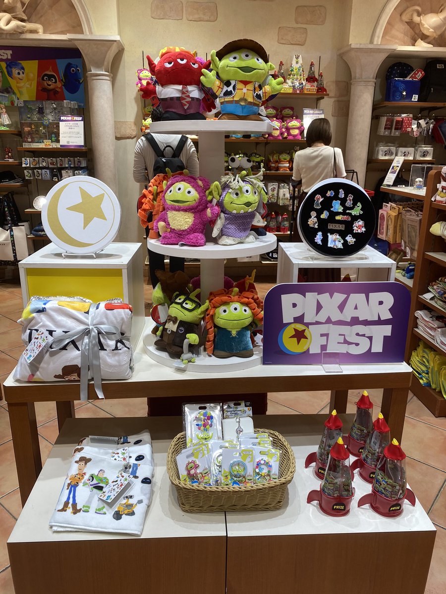 ট ইট র Kagamickey 本日ディズニーストアで発売のなりきりエイリアングッズ ピンバッジも全種類沢山入っています お一人様1会計1点までとのこと