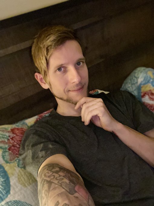 Ahower hair and don&rsquo;t care right now. Relaxing boutta hop on some mobile legends 👀 https://t.co/Wqmb