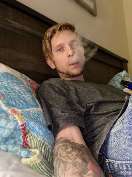 Ahower hair and don&rsquo;t care right now. Relaxing boutta hop on some mobile legends 👀 https://t.co/Wqmb