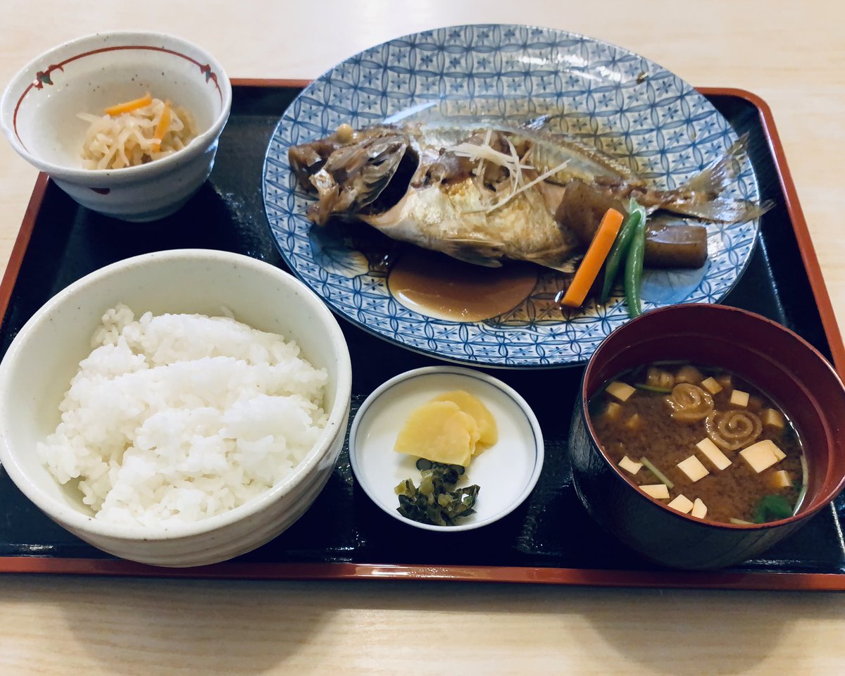 定食屋 Com 東幡豆駅そば 魚直 うおなお さん 本日の煮魚定食 1 100円 税込 どちらを煮ましょう 若き3代目が席まで来られ恐縮しました 三河湾を臨む名鉄西尾蒲郡線のんびりガタゴト音が心地良い