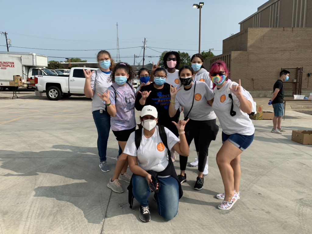 uta_soks's tweet photo. This past Saturday, SOKS was able to volunteer at Mission Arlington along with #bigevent #superservicesaturday 

We are so happy for all of our SOKS members who were able to give to the community this past Saturday! Let’s keep up the strong vibes for the upcoming events in Sep! https://t.co/5gZLVfYiMn