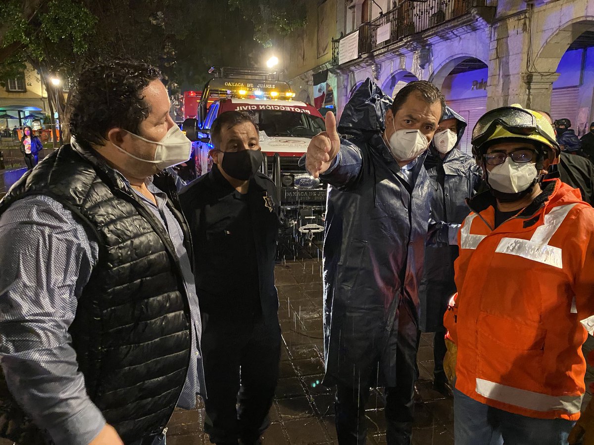 oswaldogarciaj's tweet photo. Esta noche permanecemos coordinando y supervisando las labores para mitigar riesgos a la población ante la lamentable caída de otro Laurel de la India en nuestro Zócalo de la ciudad. Por seguridad, pido a la ciudadanía evitar totalmente la zona. #Oaxaca https://t.co/aonxpIe8fs