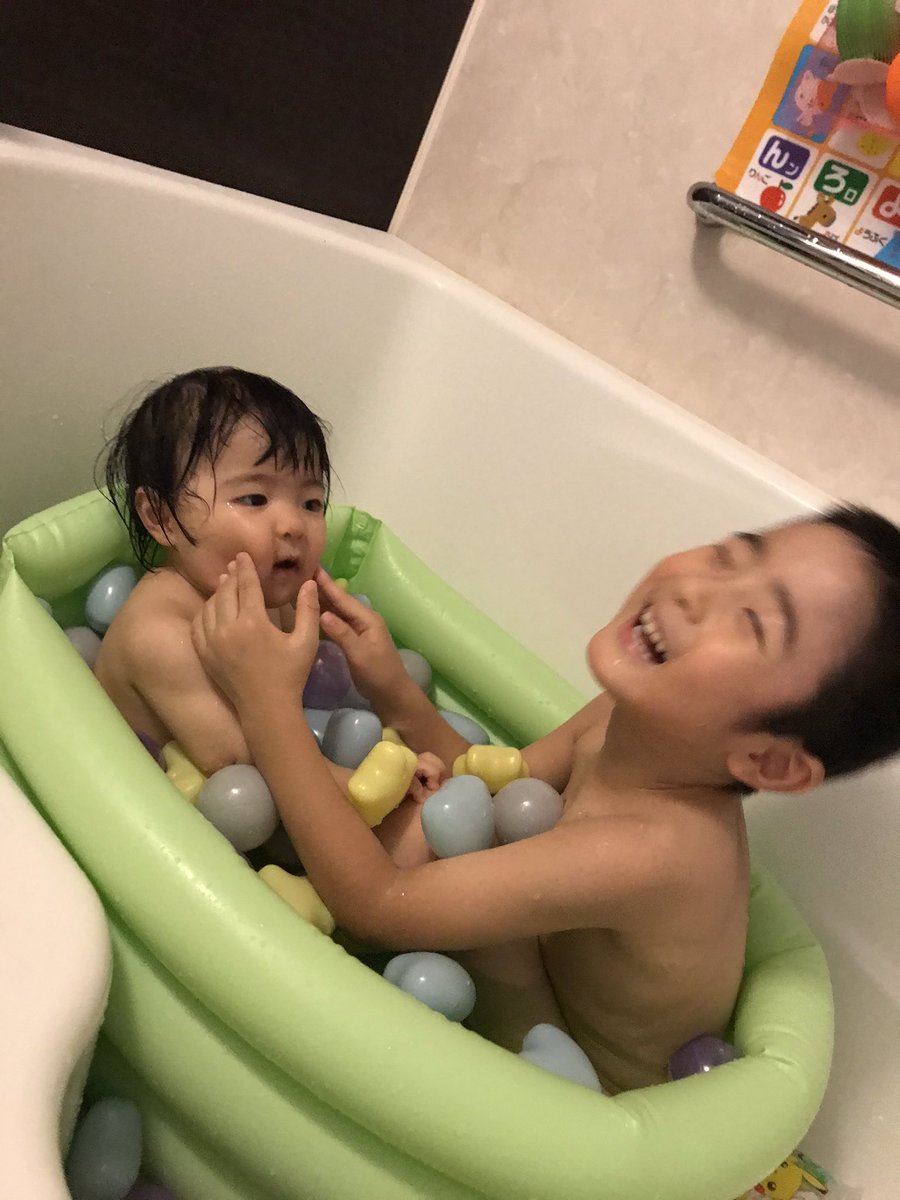 3人育児の1番の難関。毎日の事ですが、お風呂に入れる事。
とりあえず、機嫌の良い2人には遊んでもらい、イヤイヤ期の長女から仕上げる。