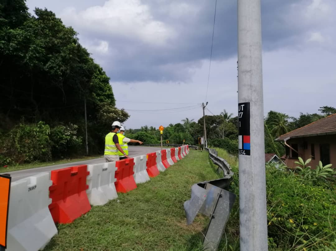 Tinjauan JKR Kuala Pilah bersama Konsesi Pintas Utama Sdn. Bhd. di kawasan Cerun laluan FT009, Seksyen 38, Jalan  Kuala Pilah - Bahau, Daerah Kuala Pilah. - Keutamaan Keselamatan Penduduk dan Pengguna Jalanraya. @MOWorks <a href="/JKRMalaysia/">JKR Malaysia</a> <a href="/JKRNS/">JKR Negeri Sembilan</a> <a href="/MDKP1/">M.D Kuala Pilah</a> <a href="/pintasutama/">Pintas Utama Sdn Bhd</a>