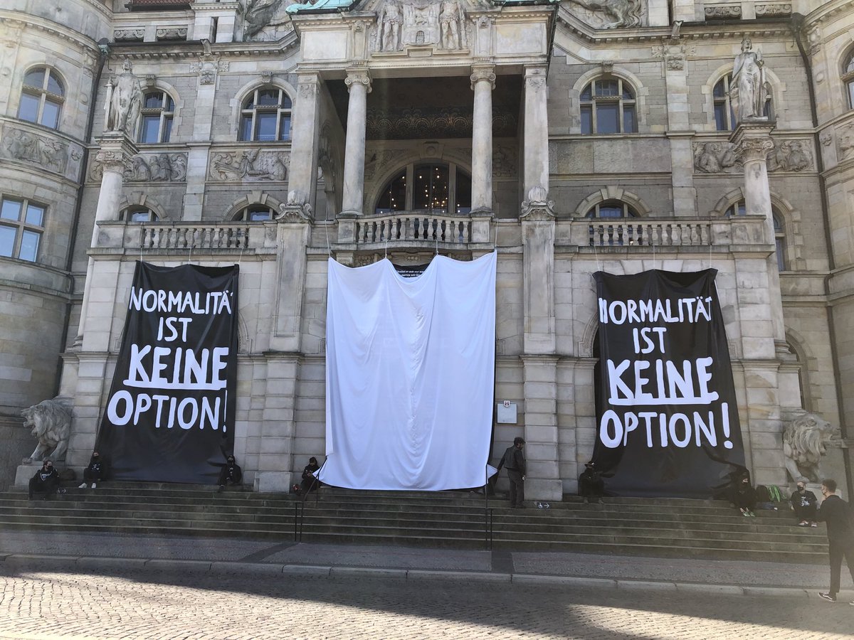 StefanArndtHAZ's tweet photo. Außergewöhnlich oder abnormal? Spannung vor der Präsentation des #BidBook2 zur ⁦@2025Hannover⁩ im Neuen #Rathaus #Hannover. https://t.co/tsCwhfTExQ