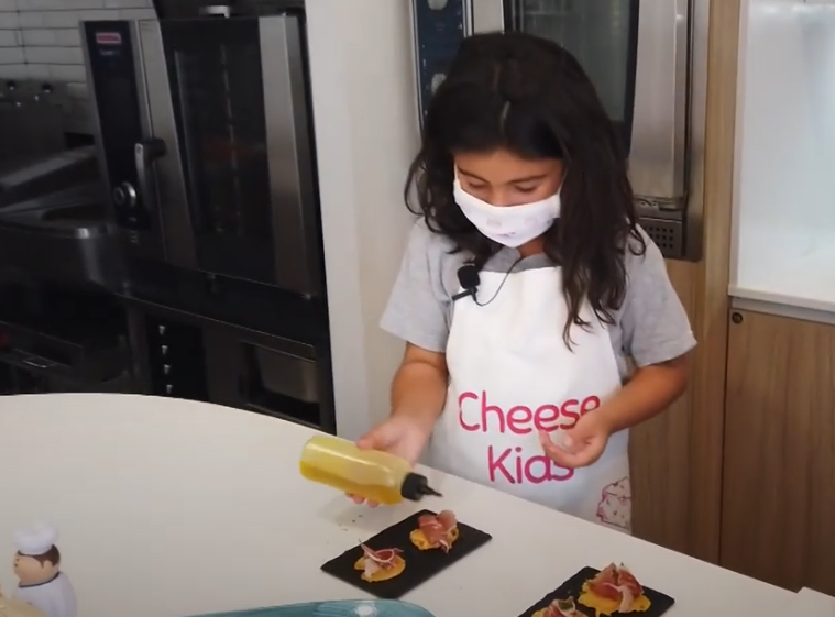 queseru's tweet photo. Está la tarde perfecta para elaborar unas galletas de queso.
Voy a seguir la receta de Alba @cheesekids
Si te apetece elaborar unas galletas diferentes dale al play ▶️
#cheesekids #cocinaconqueso #galletasconqueso
https://t.co/U9capuCUCj https://t.co/tbCjwpFa9Z