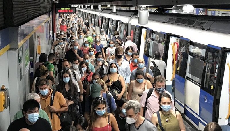 MarujaDesespera's tweet photo. Si es que, como somos los pobres, que solo pensamos en pillar el metro cada mañana para ir a trabajar, pudiendo quedarnos en casita o movernos en taxi o con chofer, o saliendo a la calle a tocar las cacerolas...
Nos merecemos el encierro...
#AyusoConfinateTuPrimero https://t.co/rlV1M7dpcO