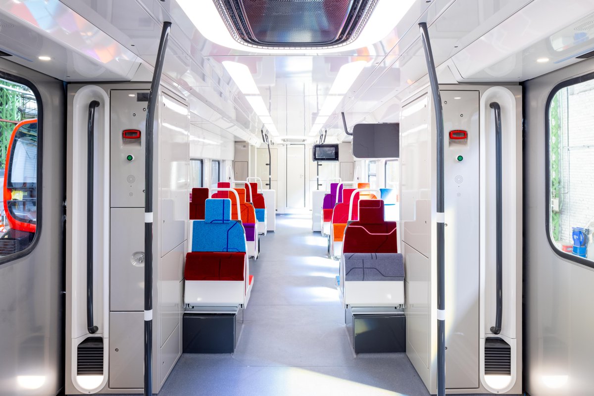 Accessible, climatisé, vidéo-protégé, le #RERNG est un train nouvelle génération conçu pour améliorer les trajets quotidiens. Pour faciliter la circulation des voyageurs, les rames sont ouvertes, sur 2 niveaux, avec des espaces fluides et de larges portes réparties régulièrement.