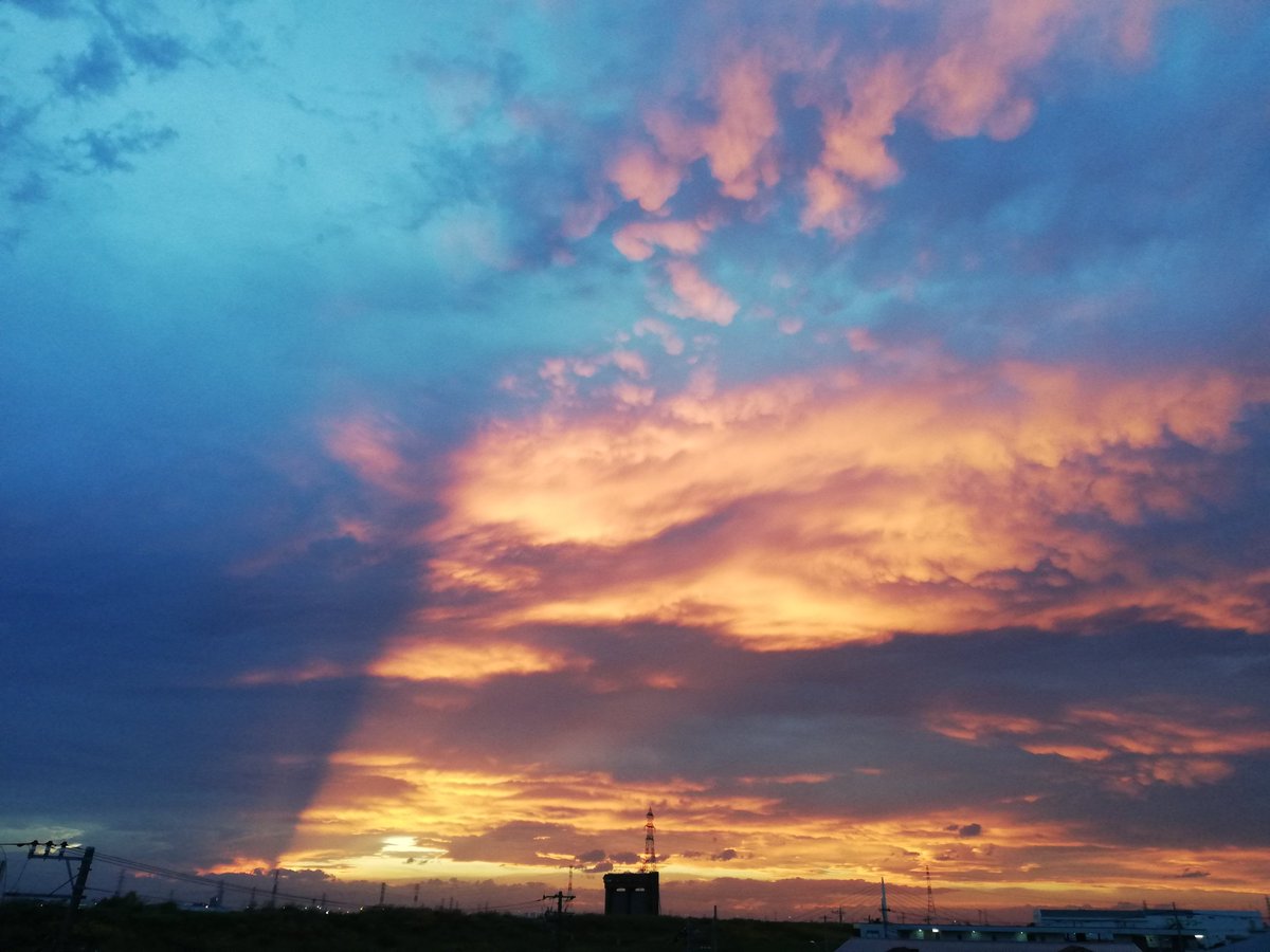 kmt_sbd's tweet image. あっという間に1週間が終わります。

そんな花金、制作部ユキが「シンプル」について考えているきもとblogで、シンプルに「シンプル」について考えてみませんか？

さて、「シンプル」って何回言ったでしょう。

それにしても空綺麗。

#シンプル
#きもとblog

kimoto-sbd.co.jp/blog/2020/09/2…