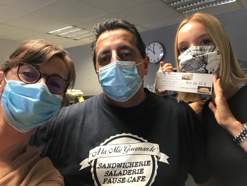 Merci aux <a href="/SolidaritesCMSO/">SolidaritesCmso</a> de rendre cela possible !
Merci à l'agence de Blaye de nous avoir inspiré !
Sourires chez les commercants soutenus par l'achat de bons et sourire des bénéficiaires (nos sociétaires touchés par la Covid).
<a href="/WeAreArkea/">WAA|Actus</a> <a href="/LassoujadeC/">Lassoujade Christophe</a> @secteur332