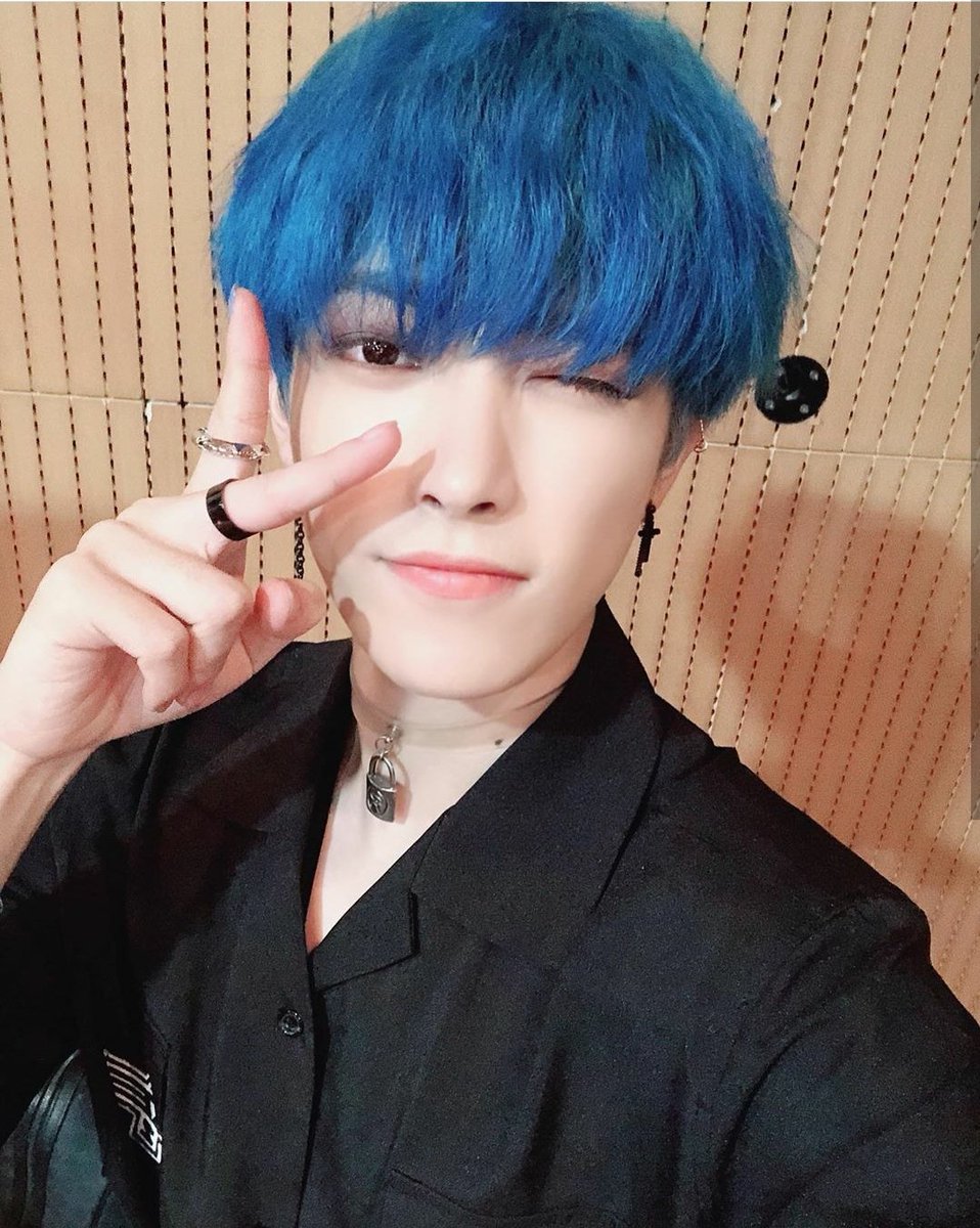 His best stage outfit selfie   #DAILYATEEZ