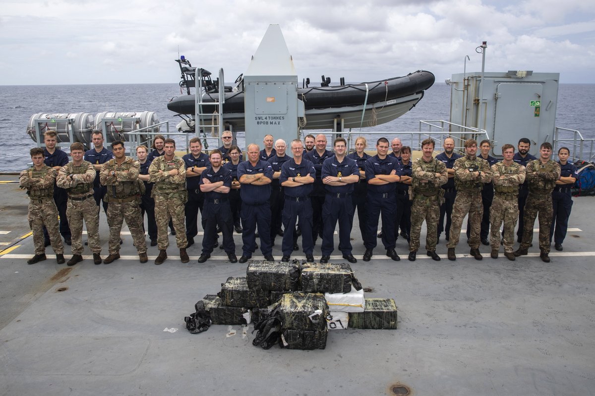 RoyalMarines's tweet image. Hat-trick heroes. @RFAArgus and @HMS_Medway
have landed a triple blow to drugs traffickers in the Caribbean after seizing cocaine worth an estimated £81m.

@47CdoRM at the heart of the operation that saw 358 kilogrammes seized. 🗡️

🔗Read more: ow.ly/wg7U50BupEb