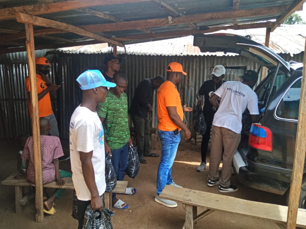 riseplatform_ng's tweet photo. TGIF!
Various communities have been benefitting from home essentials provided the RISE relief providers and distributed by the Rise Volunteer Network. You too can be a provider. Join in the fight against hunger! https://t.co/K7EfkWieIh https://t.co/cyZLFG6hSE