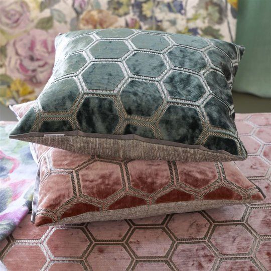 _TopDesigner's tweet image. Perfect hexagons for perfect upholstery. Gorgeous! 
(Manipur by Designers Guild) 
Available from Top Designer --&amp;gt; buff.ly/3h0aI5a

#interiors #homedecoration #interiordecor #style