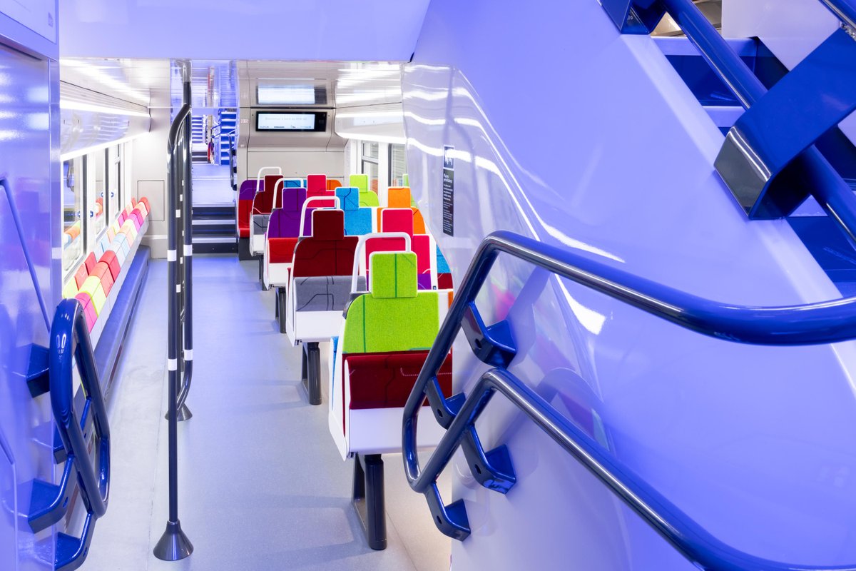 IDFmobilites's tweet photo. [#RERNG] Espaces réservés aux personnes à mobilité réduite, écrans d’information dynamique, ports USB, éclairage d’ambiance, les équipements de ce train ont été pensés pour améliorer les voyages quotidiens de 1,2 M de Franciliens des lignes #RERD et #RERE @Actu_Transilien https://t.co/nZ3hzRxlei