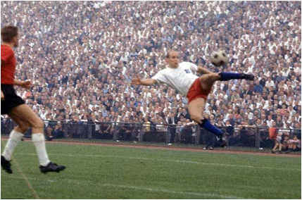 ParataMedia's tweet photo. Vandaag 81 jaar, Gert 'Charly' #Dörfel. Ongrijpbare linksbuiten van @HSV, aangever Uwe Seeler. Echte uitvinder van de #Bananenflanke. Daarnaast entertainer, clown, zanger, en nog meer. Mocht niet mee naar WK 1966, Helmut Schön zei: 'Hij maakt iedereen gek met al zijn grappen.' https://t.co/LXqC2QTnIU