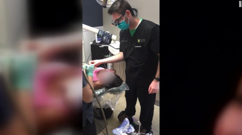 CNNEE's tweet photo. Condenan al dentista que extrajo un diente mientras montaba una patineta a 12 años de prisión  https://t.co/FMNQIXPWmD https://t.co/gi79p1fMnc