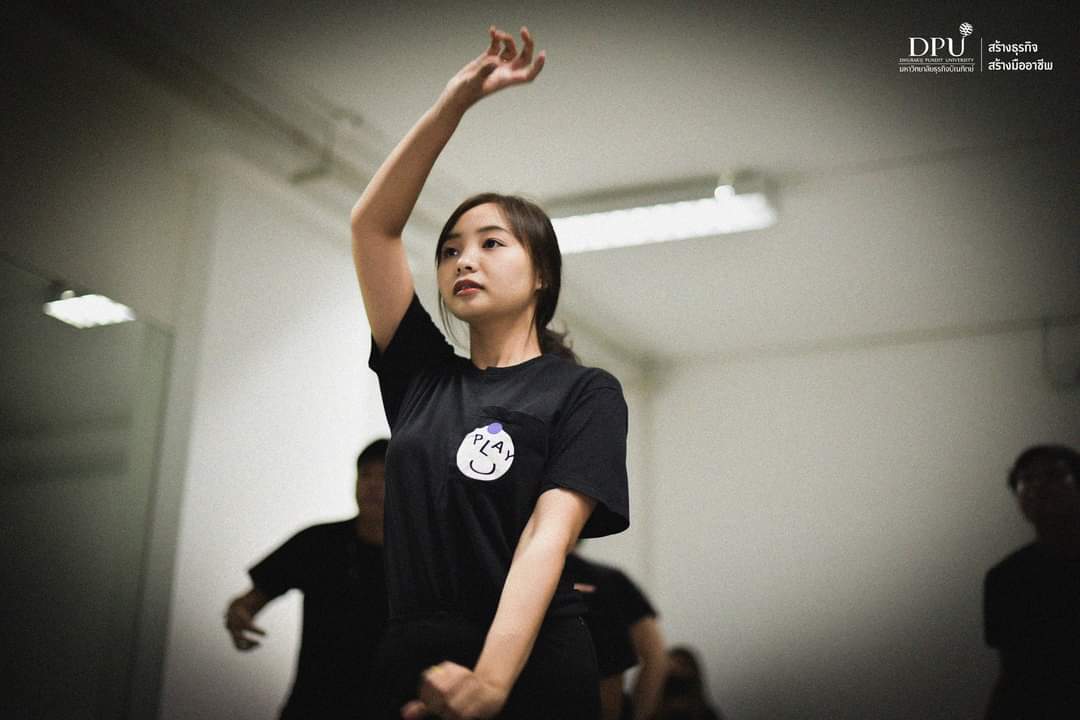 🎭🃏 #เรียนการแสดง สอนให้เป็น เล่นให้ได้ พร้อมเป็นนักแสดงมืออาชีพ‼️เรียนพื้นฐานการแสดงที่ถูกต้อง เรียนการใช้เสียงและร่างกาย วิธีการตีความบทและจำบท แสดงตามบทละครอย่างเข้าใจ #สื่อสารการแสดงดิจิทัล #นิเทศศาสตร์ #มหาวิทยาลัยธุรกิจบัณฑิตย์ #DPU #สร้างธุรกิจสร้างมืออาชีพ #Dek64 #มหาลัย https://t.co/GIHjVDiqVW