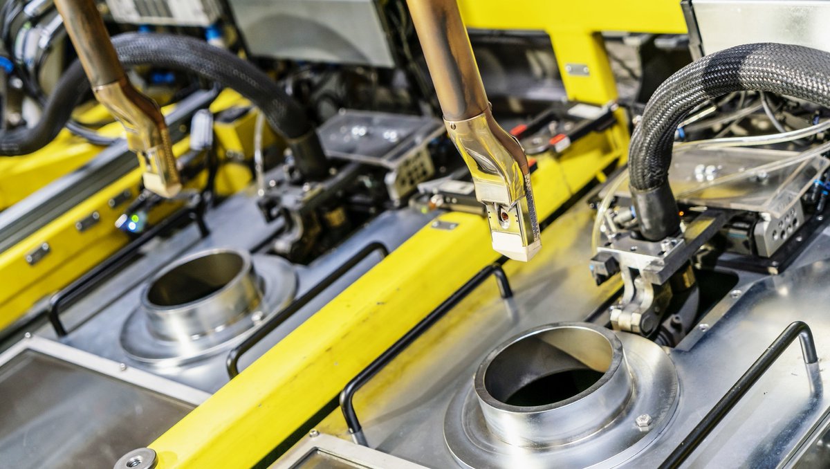 CarWale's tweet photo. Skoda has introduced a new processing line for plasma coating in cylinder blocks. This technically innovative concept allows cylinder liners to be replaced with a powder coating that measures just 150μm (0.15 mm). Details - https://t.co/FzqaWRparU

#CWNews #Skoda #PlasmaCoating https://t.co/19YTLCwxTd