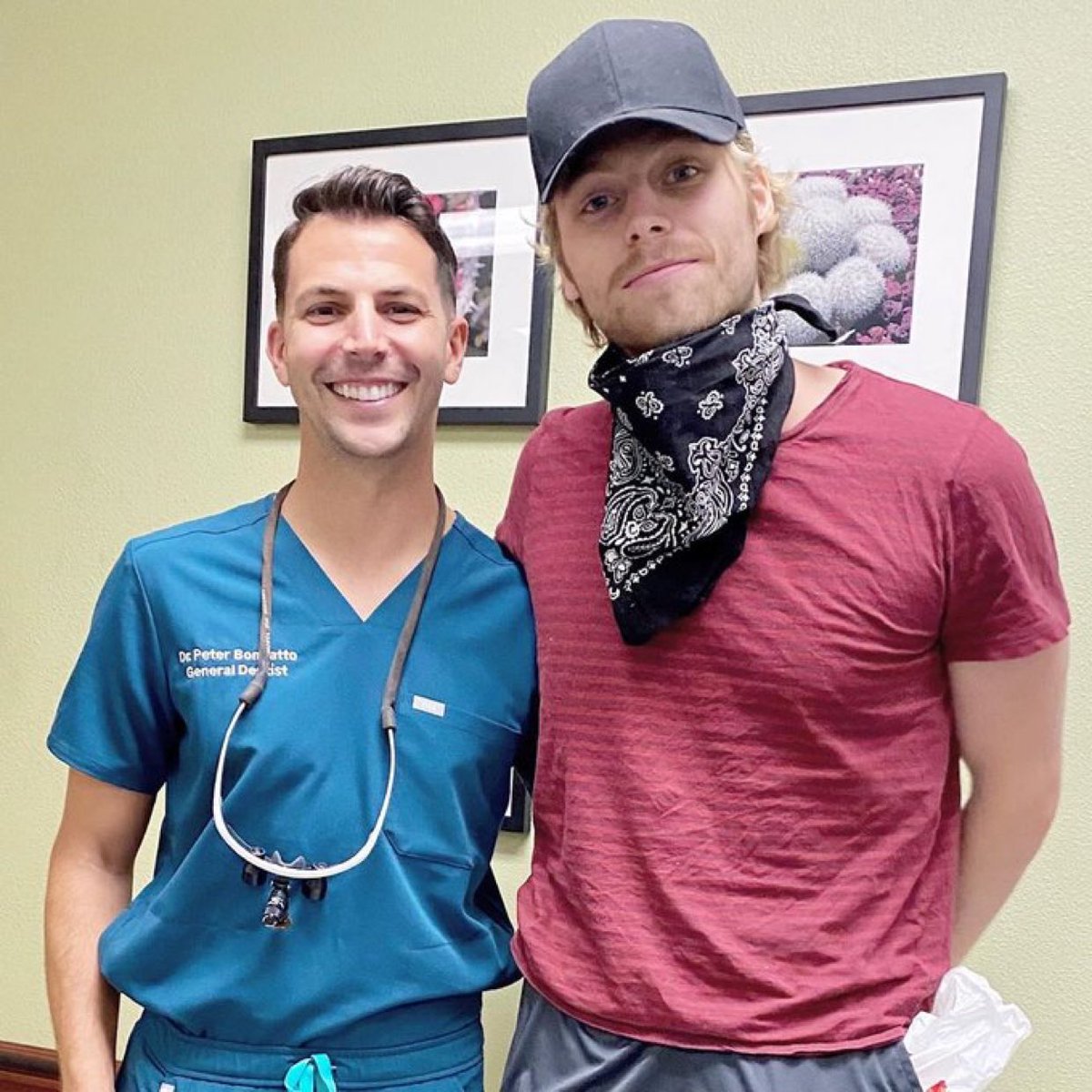 5SOSIndonesia's tweet photo. seorang dokter aja kaget kalo pasiennya seorang luke hemmings😳👀 https://t.co/Uwn2RGk03k