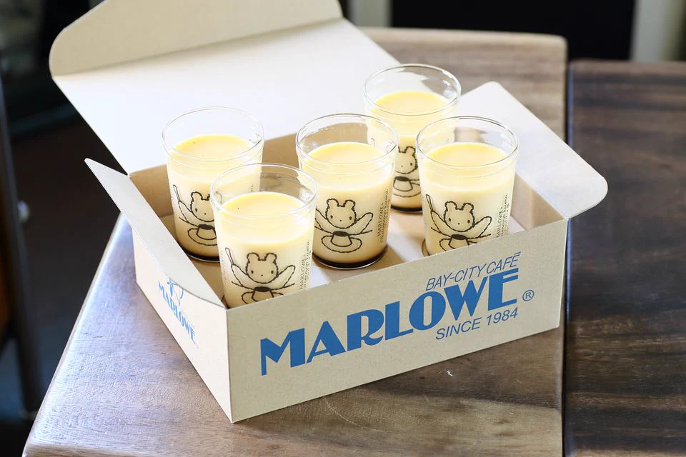 ビーカー入り手作り焼きプリンの専門店MARLOWE（マーロウ）の限定ビーカーがかわいい。